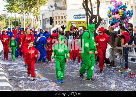 LIMASSOL, Cipro - 26 febbraio: le persone felici in squadre vestito con costumi colorati a famose, febbraio 26, 2017 in Limassol Foto Stock