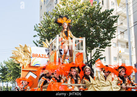 LIMASSOL, Cipro - 26 febbraio: le persone felici in squadre vestito con costumi colorati a famose, febbraio 26, 2017 in Limassol Foto Stock