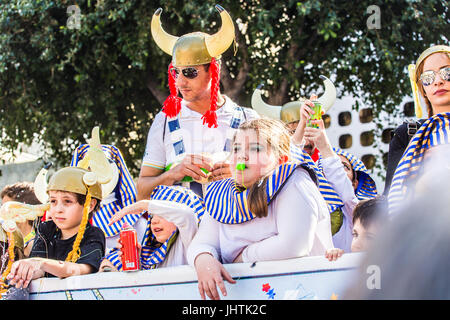 LIMASSOL, Cipro - 26 febbraio: le persone felici in squadre vestito con costumi colorati a famose, febbraio 26, 2017 in Limassol Foto Stock