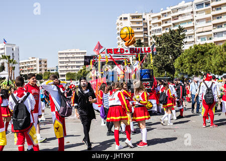 LIMASSOL, Cipro - 26 febbraio: le persone felici in squadre vestito con costumi colorati a famose, febbraio 26, 2017 in Limassol Foto Stock