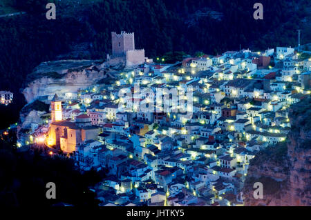 Panoramica di notte. Alcala Del Jucar, provincia di Albacete, Castilla La Mancha, in Spagna. Foto Stock