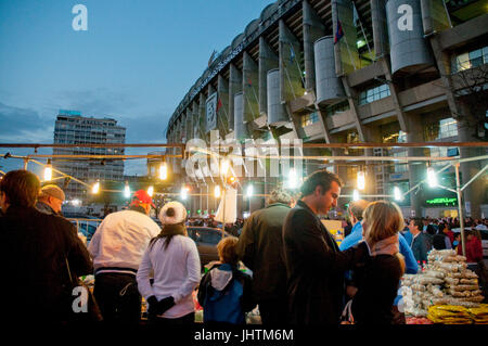 Atmosfera prima la vera Madrid-barcellona partita di calcio. Santiago Bernabeu, Madrid, Spagna. Foto Stock