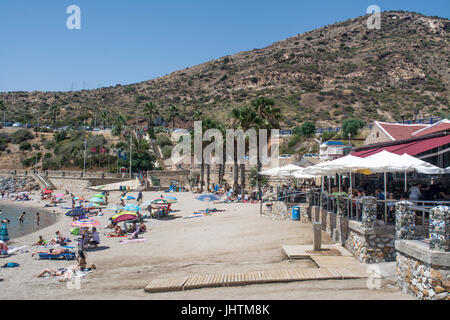 La spiaggia e il Beach bar ristorante a Cala Cortina vicino a Cartagena in Murcia Spagna Foto Stock