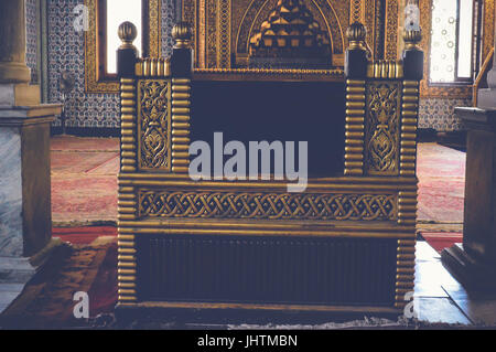 Il cairo, Egitto, 6 maggio 2017: vista di golden sedia all'interno di Muhammad Ali mosque al manial palace Foto Stock