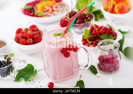 Yogurt-fragola frullati in un recipiente su sfondo bianco Foto Stock