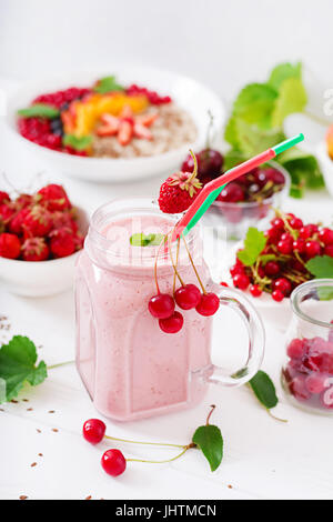Yogurt-fragola frullati in un recipiente su sfondo bianco Foto Stock