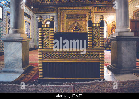 Il cairo, Egitto, 6 maggio 2017: vista di golden sedia all'interno di Muhammad Ali mosque al manial palace Foto Stock