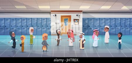 Gruppo di studenti arabi camminando nel corridoio della scuola alla classe Camera, gli scolari islamici Illustrazione Vettoriale