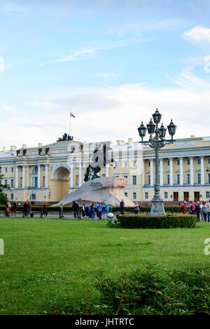 Monumento a Pietro I, al senato e al Sinodo edificio sulla piazza del Senato, San Pietroburgo, Russia Foto Stock