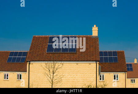 Pannelli solari installati su tetti di case nazionali durante la costruzione in Oxfordhire, UK.pannelli solari Foto Stock