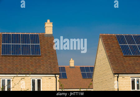 Pannelli solari installati su tetti di case nazionali durante la costruzione in Oxfordhire, UK.pannelli solari Foto Stock
