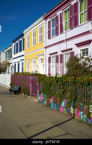 Colorfully case dipinte su Paseo Atkinson si affaccia sul porto di Patrimonio Mondiale UNESCO Città di Valparaiso in Cile. Foto Stock