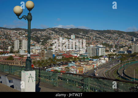 Vista attraverso il Patrimonio Mondiale UNESCO Città di Valparaiso in Cile dal Mirador Barone. Foto Stock