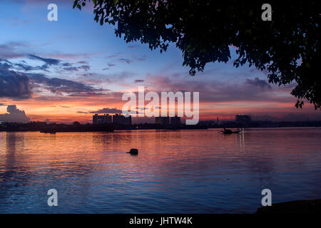 Una serata vista da Princep ghat , Kolkata, West Bengal, India, dopo una pioggia pesante con un moody sky. Foto Stock