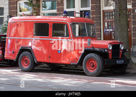 , AMSTERDAM PAESI BASSI - AUGUSTO 24,2014 : Vecchio rosso fuoco carrello parcheggiato Foto Stock