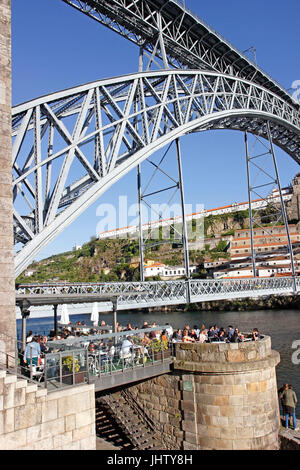 Cafe sui bastioni del Ponte de Dom Luis I ponte sul fiume Douro a Porto Portogallo Foto Stock