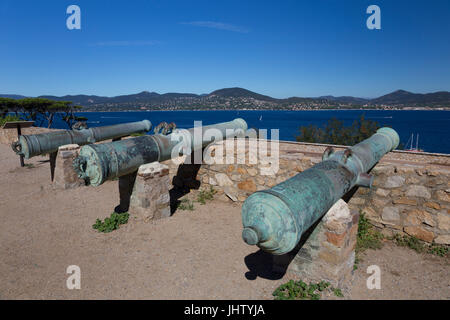 I cannoni di fronte al Golfo di Saint-Tropez presso la cittadella di St-Tropez (Citadelle de St-Tropez), Francia Foto Stock