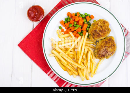 Verdure bollite, patatine fritte e carne per una gustosa cena. Foto Studio Foto Stock