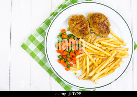 Verdure bollite, patatine fritte e carne per una gustosa cena. Foto Studio Foto Stock