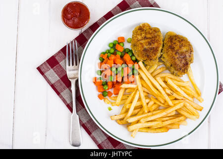 Verdure bollite, patatine fritte e carne per una gustosa cena. Foto Studio Foto Stock