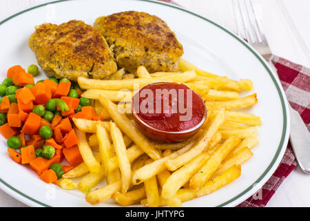 Verdure bollite, patatine fritte e carne per una gustosa cena. Foto Studio Foto Stock