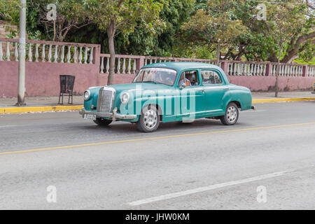 American classic in auto sulla strada a Varadero località di villeggiatura, Cuba Foto Stock