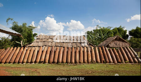 Deadly harvest lasciati dalla Guerra del Vietnam. Una parete di ruggine americana involucri bomba riciclato per l'uso in Xiangkhouang, Provincia, Laos Foto Stock