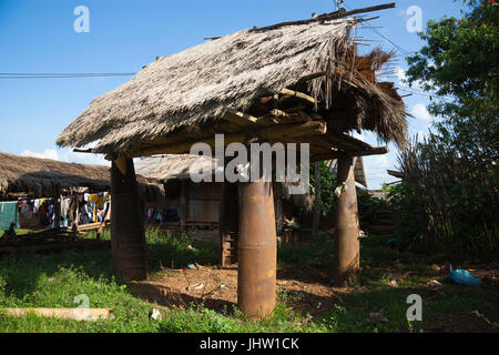 Mietitura mortale lasciata dalla guerra del Vietnam. Arrugginire gli involucri americani della bomba a grappolo riciclati come supporti capanna a Xiangkhouang, provincia. Laos Foto Stock