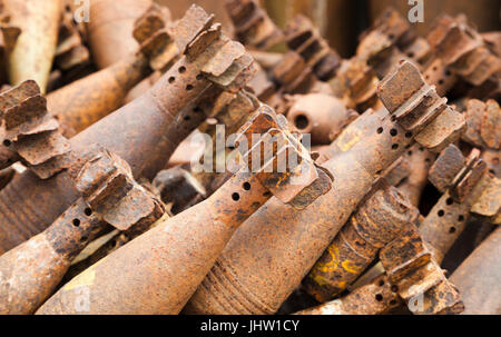 Raccolto mortale da sinistra del Laos guerra civile. Ruggine di mortaio raccolti e ridimensionato dal materiale esplosivo ingegneri. Laos. Foto Stock