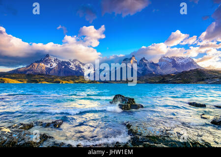 Torres del Paine oltre il lago pehoe, Patagonia, Cile - Patagonia meridionale del campo di ghiaccio, magellanes regione del sud america Foto Stock