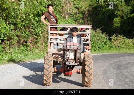 Tak-tak o " Ferro Buffalo", una motrice a due ruote spesso modificati per un ampia varietà di scopi in agricoltura e trasporti in Laos altre parti dell Asia SE Foto Stock