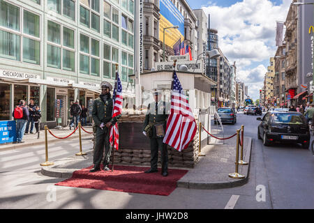 Il Checkpoint Charlie a Berlino, Germania Foto Stock