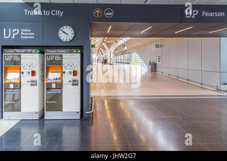 TORONTO, CANADA - 11 DICEMBRE: Stazione Union Pearson (UP) Express di persona Aeroporto il mese di dicembre Foto Stock