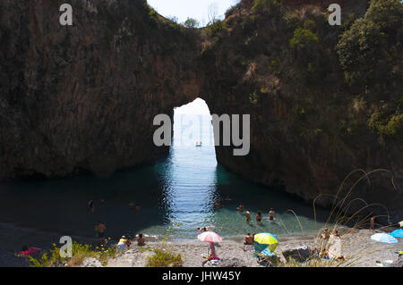 Calabria, Italia: l'Arco Magno Beach, il grande arco beach, un po' nascosto bay con un arco naturale fatto dalle onde durante i secoli Foto Stock