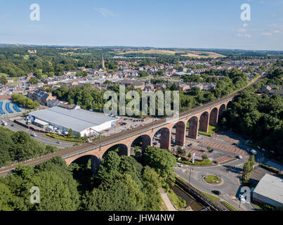 Vista aerea di un viadotto ferroviario in esecuzione da un supermercato Tesco drogheria a Chester-le-street, Co. Durham Foto Stock