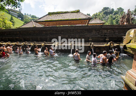 Popolo Balinese in primavera sacra acqua di piscina sacra a pura Tirta Empul Tempio Tampaksiring, Bali, Indonesia Foto Stock