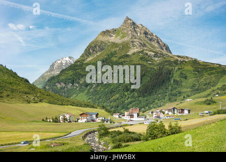 Vista lungo la valle di Galtur alla montagna Ballunspitze nella Valle di Paznaun, in Austria con il villaggio girandola in primo piano Foto Stock