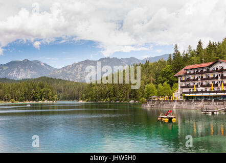 Un grande albergo sul lago Eibsee a Grainau, Germania. Foto Stock