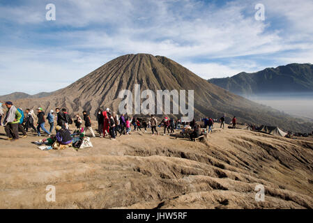 I turisti la scalata al cratere del Monte Bromo vulcano attivo, East Java Indonesia. Foto Stock