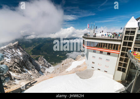 EHRWALD - Luglio 04: stazione di montagna del massiccio dello Zugspitze tirolese Funivia sul massiccio dello Zugspitze, Austria sulla luglio 04, 2016. Foto Stock