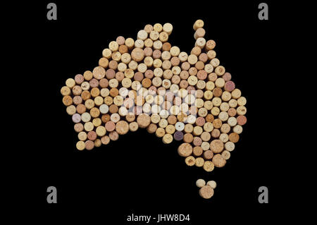 Paesi produttori di vino - mappe di vino i tappi di sughero. Mappa di Australia su sfondo nero. Percorso di clipping incluso. Foto Stock