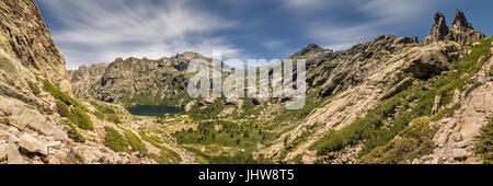 Vista panoramica del Lac de Melo e le cime sopra Lac de Capitello alla testa della valle della Restonica vicino a Corte in Corsica Foto Stock