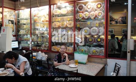 Intramontabile stile vecchia moda patrimonio Cinese Ristorante Yaowarat Road Samphanthawong Chinatown Bangkok in Thailandia Foto Stock