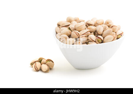 I pistacchi in un bianco vaso in ceramica isolata su sfondo bianco Foto Stock