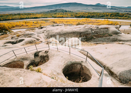 Uplistsikhe, Shida Kartli Regione, Georgia. Resti di altare nel famoso Uplistsikhe è un antico Rock-conci di città in Georgia orientale. Paesaggio Foto Stock