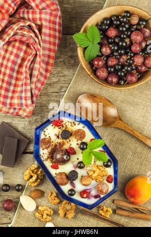 Il budino con i fiocchi d'avena e ribes. In estate la freschezza della frutta fresca. Una sana snacking Foto Stock