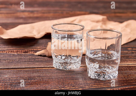 Due in vetro trasparente con colpi di vodka. Foto Stock