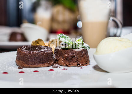 Riscaldare il dessert torta al cioccolato Foto Stock