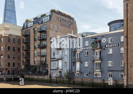 Il fiume Tamigi bankside del molo a ferro di cavallo e Winchester pontili, ex magazzini e ora riverside blocchi di appartamenti a Southwark, Londra centrale. Foto Stock