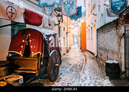 Riga, Lettonia. Tradizionale vecchio centro medievale il carrello è nella strada stretta di Riga. Foto Stock